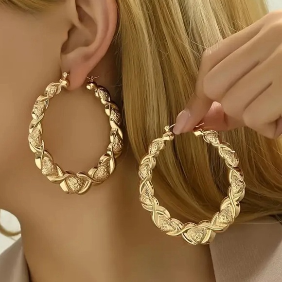 Vintage Style Elegant Hoop Earrings with Embossed Floral Pattern - Picture 2 of 3